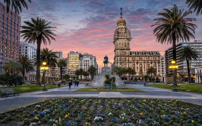 Plaza Independencia and Palacio Salvo in Montevideo at dusk